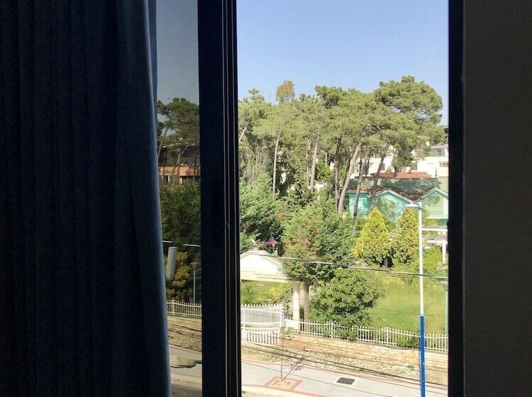 Bed and Breakfast The Garden Beach Hostel