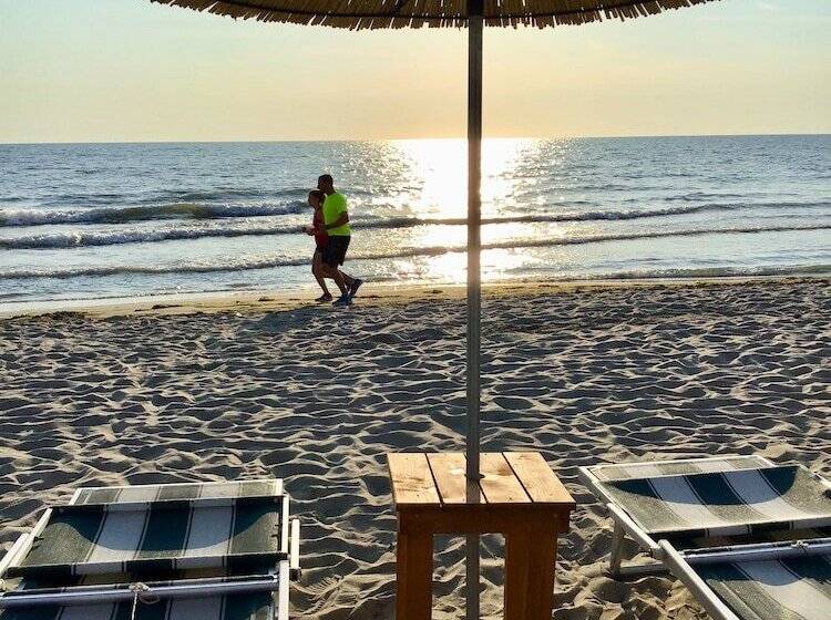 Bed and Breakfast The Garden Beach Hostel