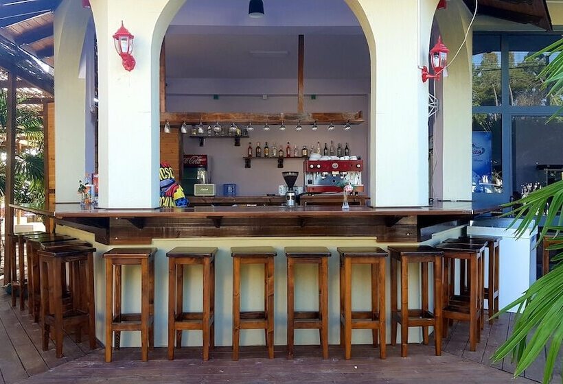 Bed and Breakfast The Garden Beach Hostel