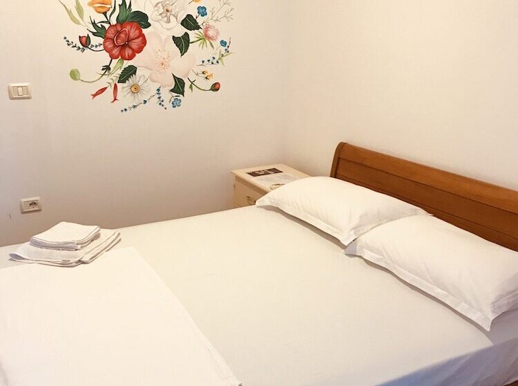 Bed and Breakfast The Garden Beach Hostel