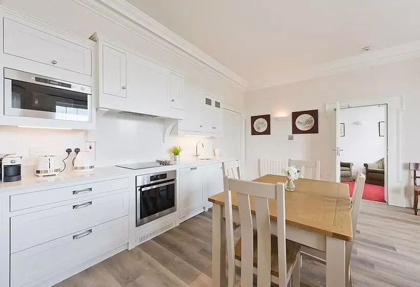 Henrietta Suites City Centre