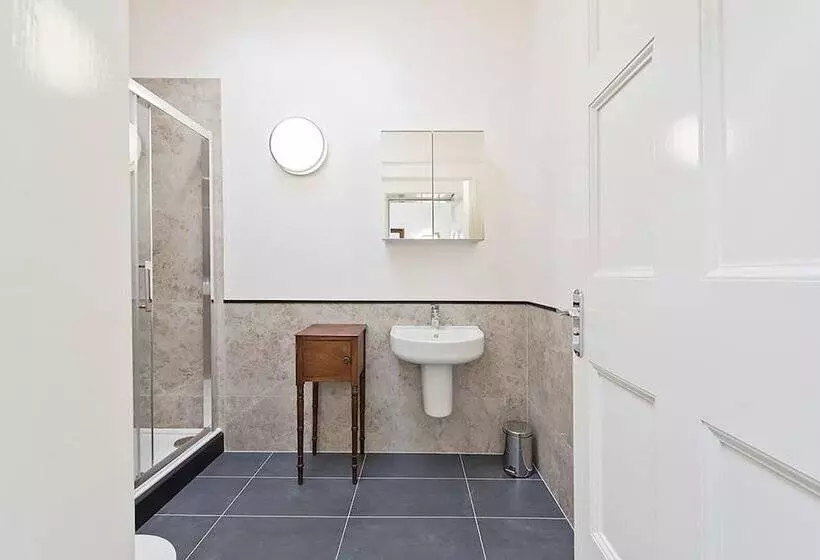 Henrietta Suites City Centre