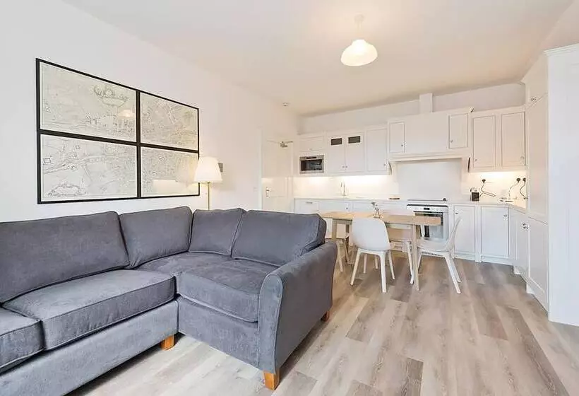 Henrietta Suites City Centre