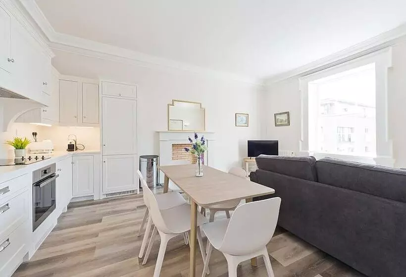Henrietta Suites City Centre