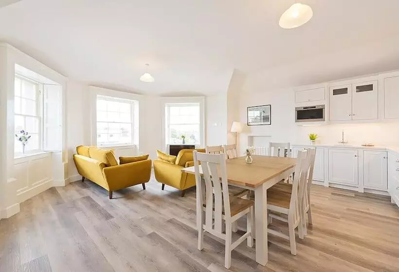 Henrietta Suites City Centre