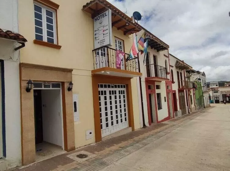 ホテル Colonial El Bosque