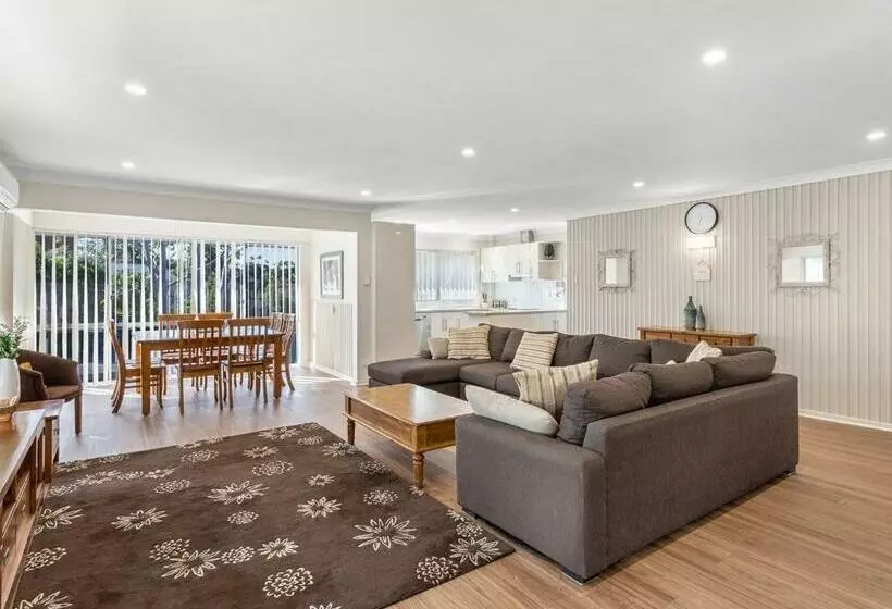 Bay Serene 15 Mistral Close