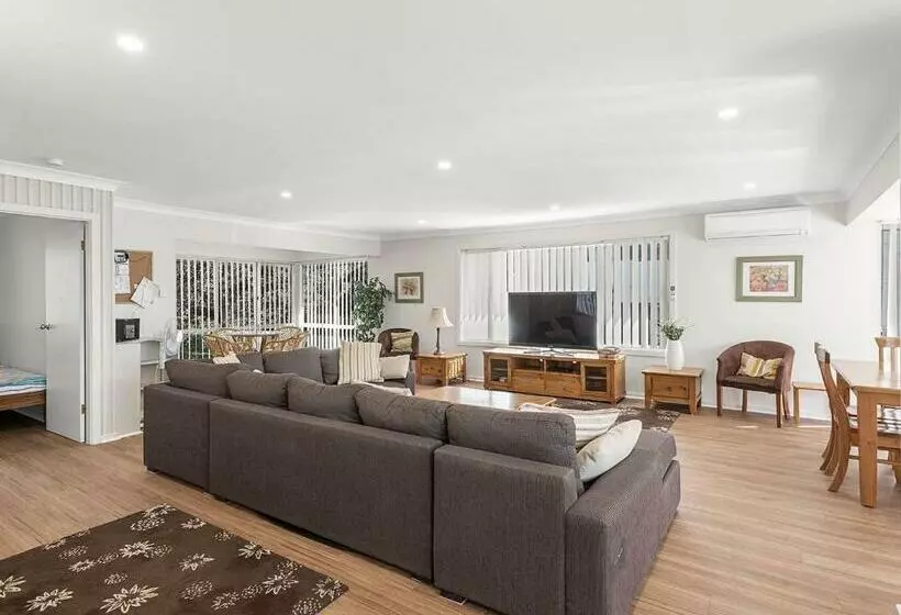 Bay Serene 15 Mistral Close