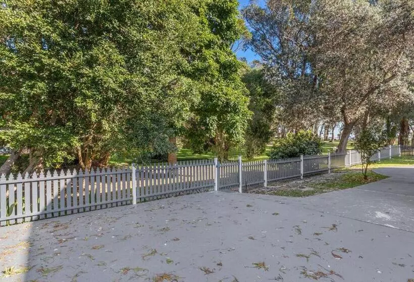 Bay Serene 15 Mistral Close