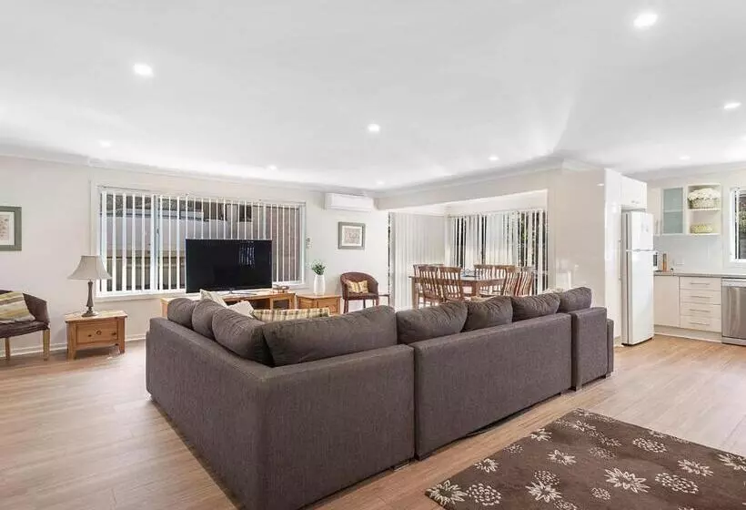 Bay Serene 15 Mistral Close