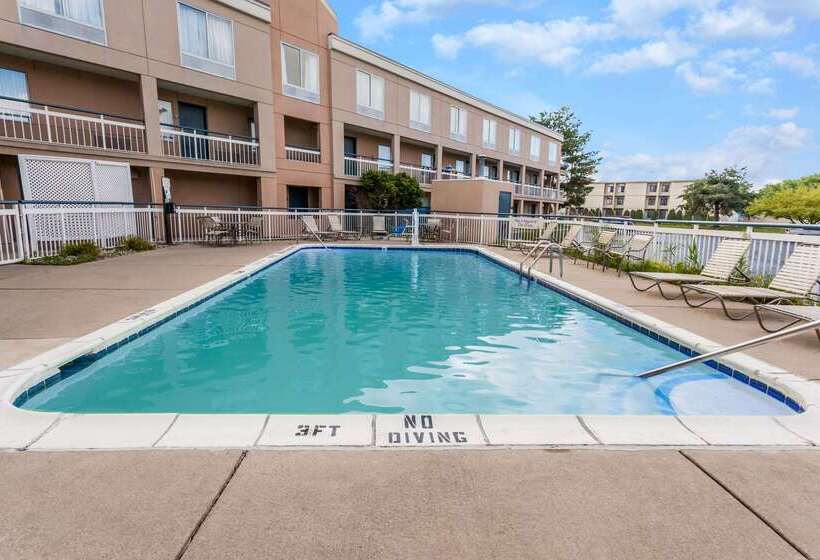 هتل Days Inn & Suites By Wyndham Warren