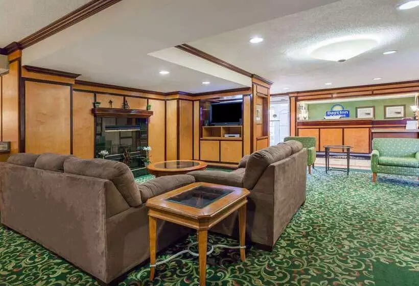 Отель Days Inn & Suites By Wyndham Warren