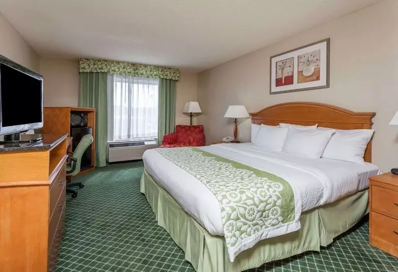 Отель Days Inn & Suites By Wyndham Warren