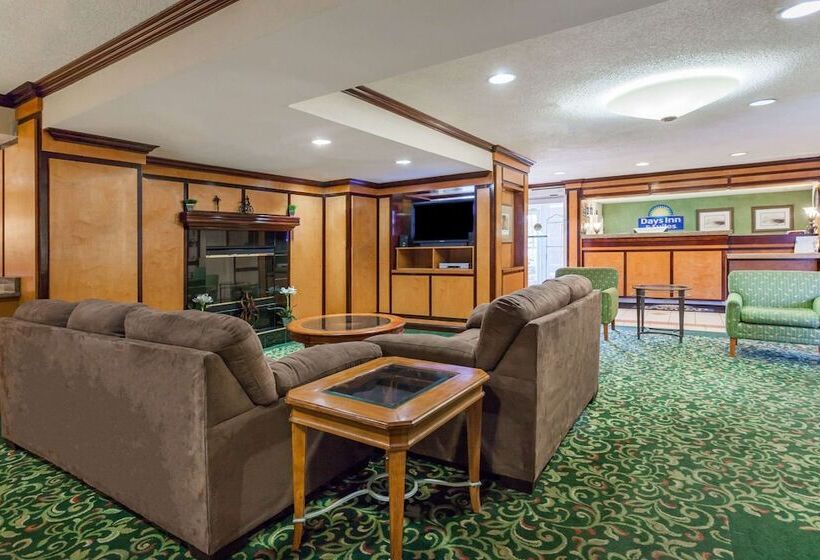 هتل Days Inn & Suites By Wyndham Warren
