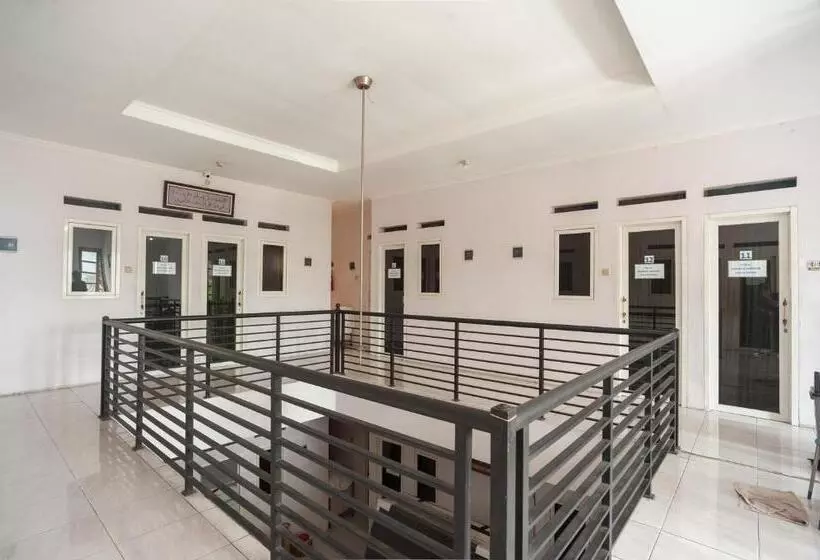 Hotelli Reddoorz Syariah Near Pgc Cililitan