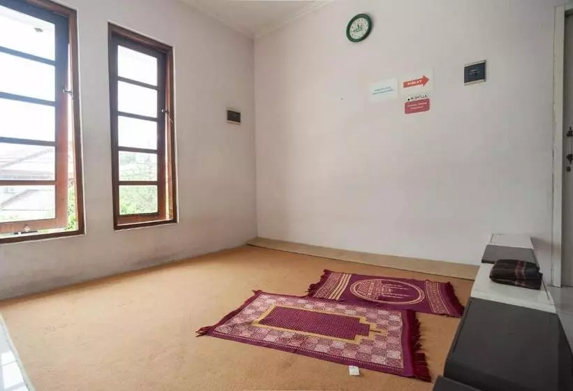 Hotelli Reddoorz Syariah Near Pgc Cililitan