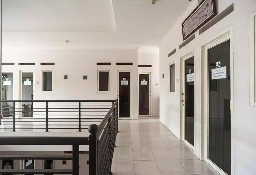 Hotelli Reddoorz Syariah Near Pgc Cililitan