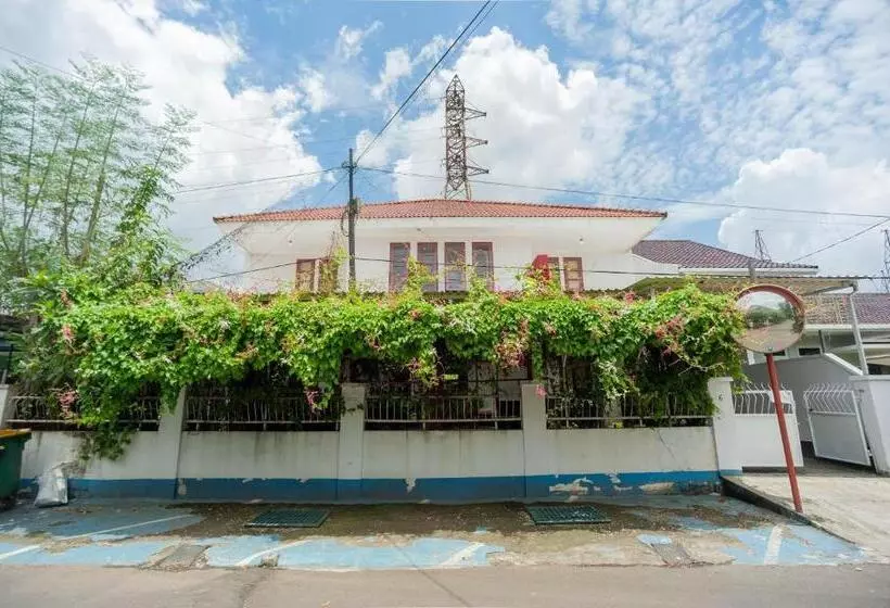 Hotelli Reddoorz Syariah Near Pgc Cililitan