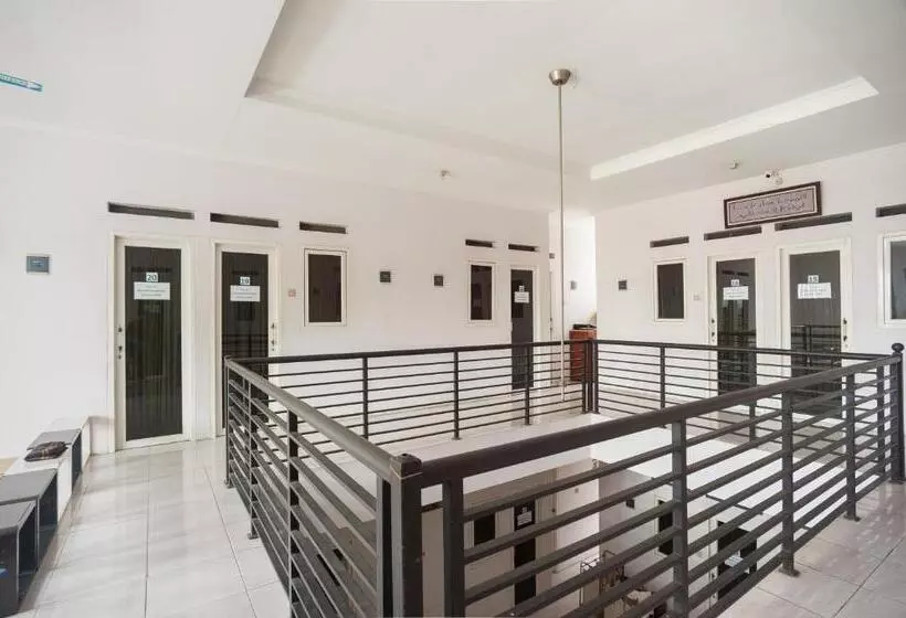 Hotelli Reddoorz Syariah Near Pgc Cililitan