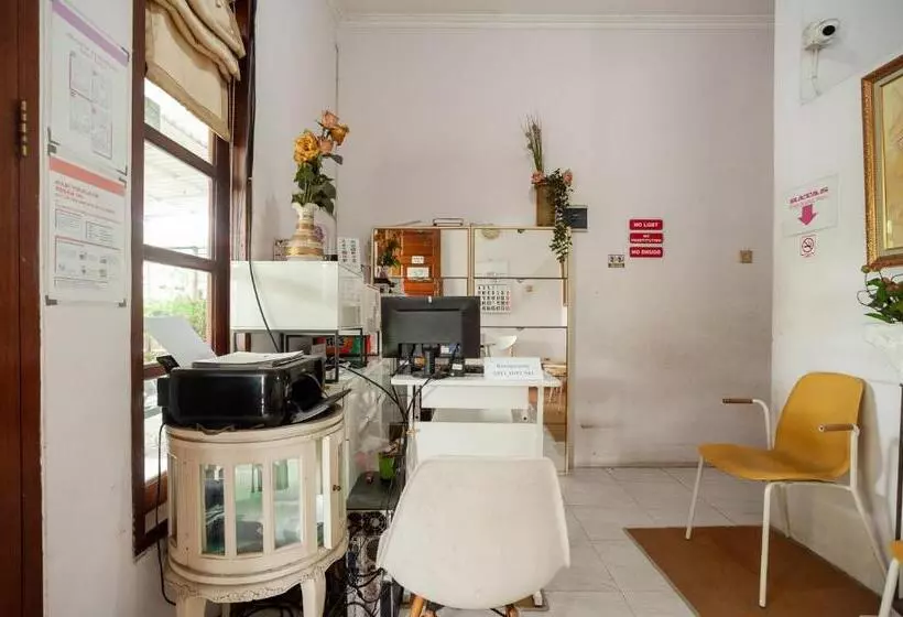 Hotelli Reddoorz Syariah Near Pgc Cililitan