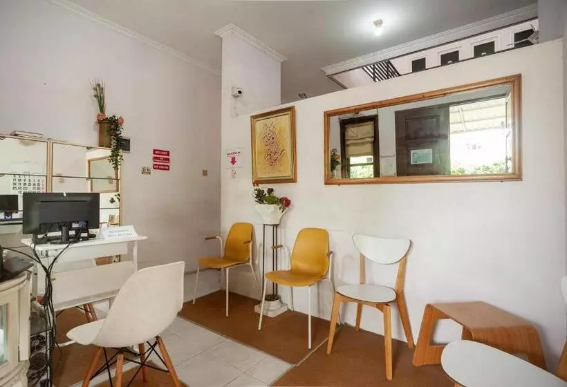 Hotelli Reddoorz Syariah Near Pgc Cililitan