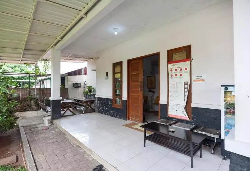 Hotelli Reddoorz Syariah Near Pgc Cililitan