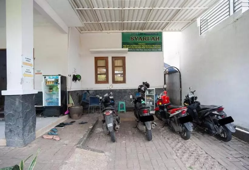 Hotelli Reddoorz Syariah Near Pgc Cililitan