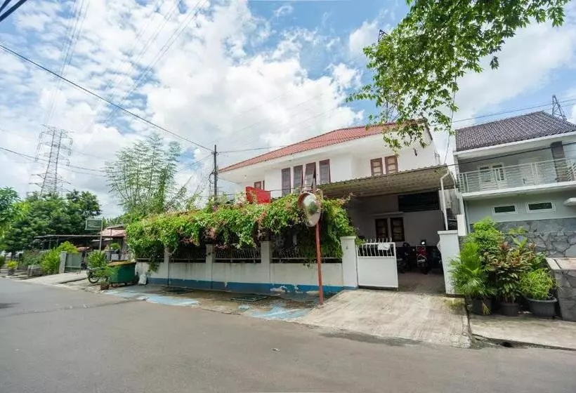 Hotelli Reddoorz Syariah Near Pgc Cililitan