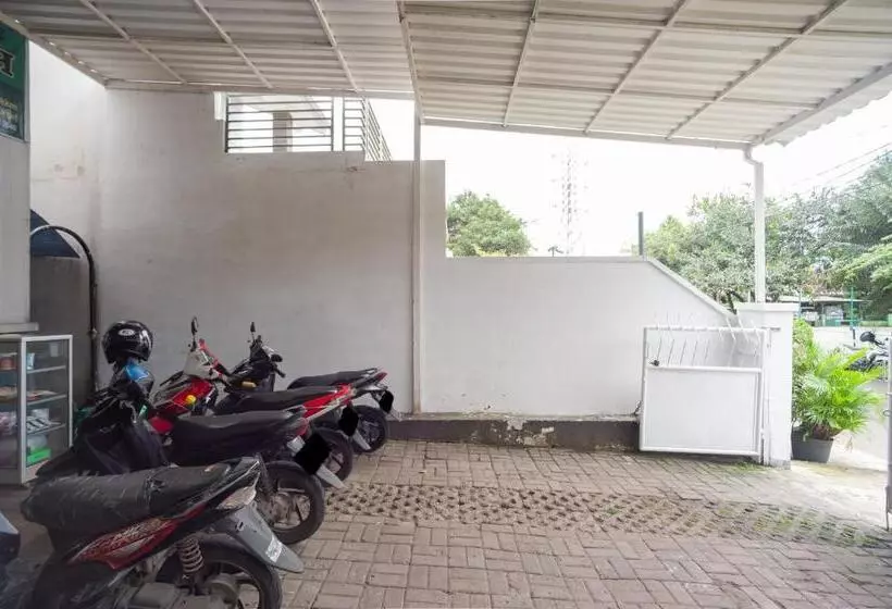 Hotelli Reddoorz Syariah Near Pgc Cililitan