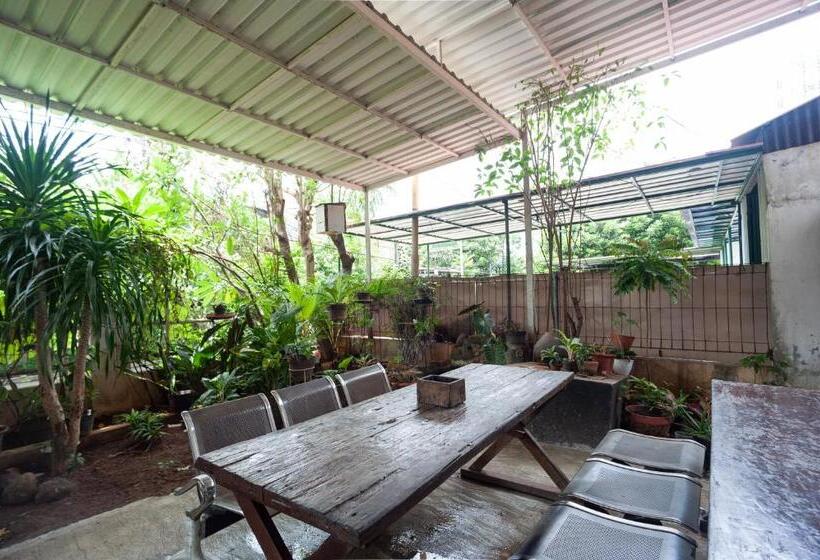 Hotel Reddoorz Syariah Near Pgc Cililitan