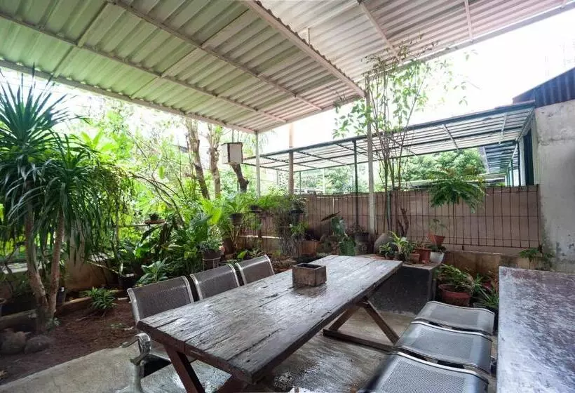 Hotelli Reddoorz Syariah Near Pgc Cililitan