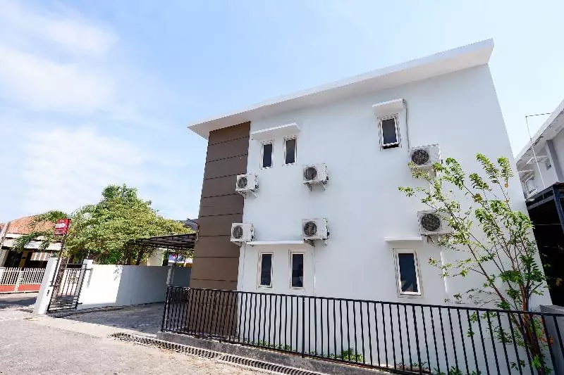 Hotel Oyo 1565 Palebon Residence