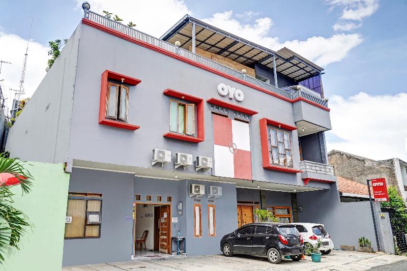 Hotel Oyo 1932 Srimahi Residence