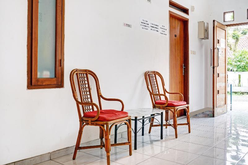 Hotel Oyo 1932 Srimahi Residence