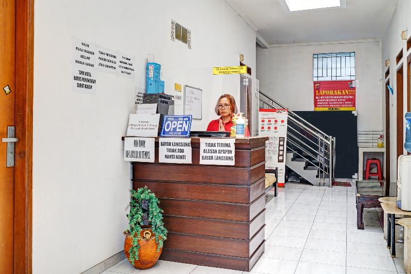 Hotel Oyo 1932 Srimahi Residence