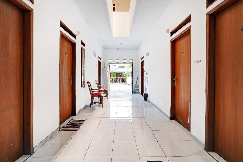 Hotel Oyo 1932 Srimahi Residence