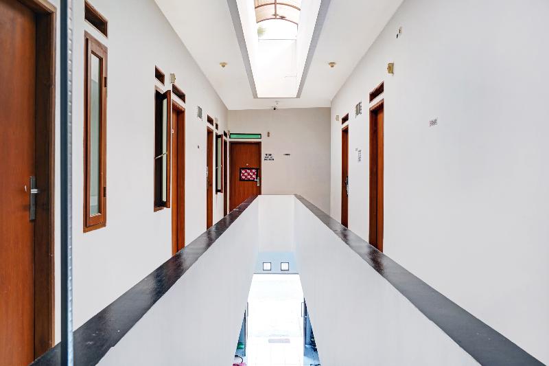 Hotel Oyo 1932 Srimahi Residence