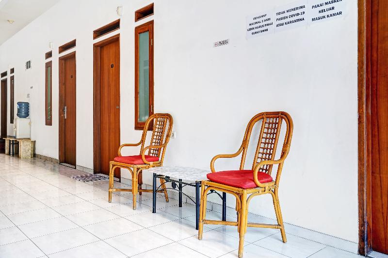 Hotel Oyo 1932 Srimahi Residence