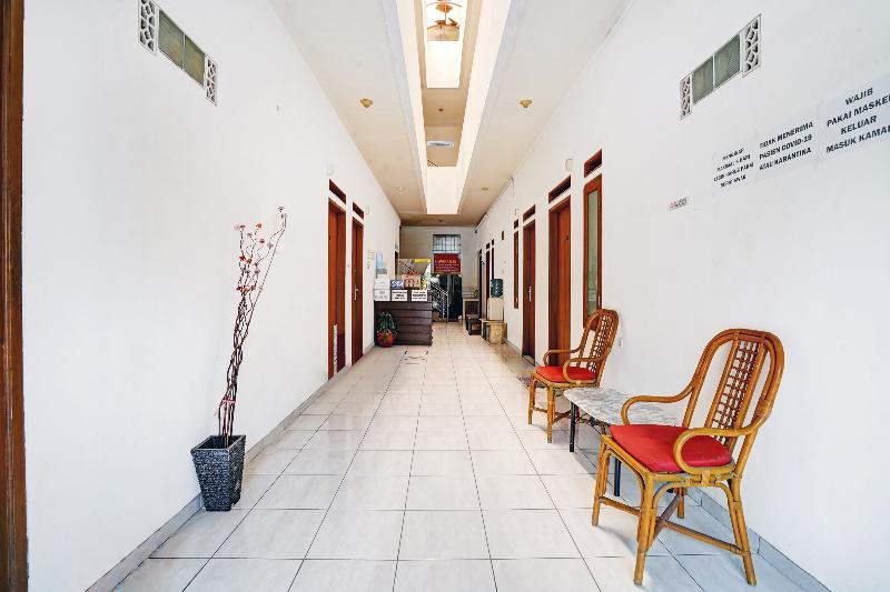 Hotel Oyo 1932 Srimahi Residence