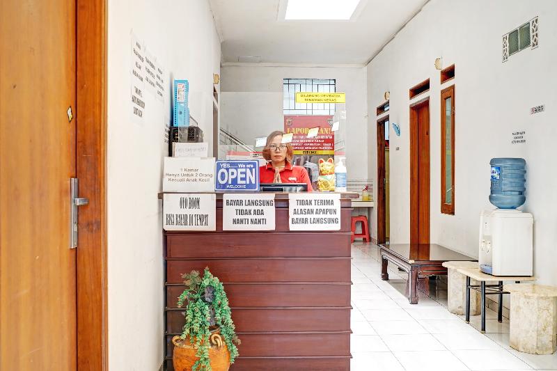 Hotel Oyo 1932 Srimahi Residence