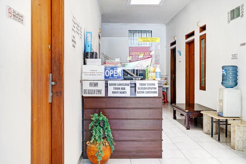 Hotel Oyo 1932 Srimahi Residence