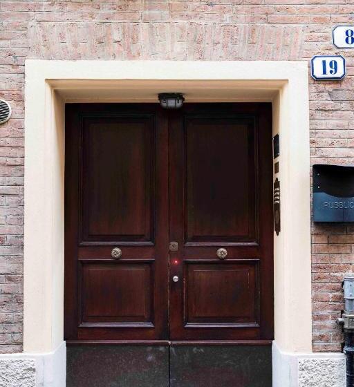 پانسیون Old Town Boutique Rooms