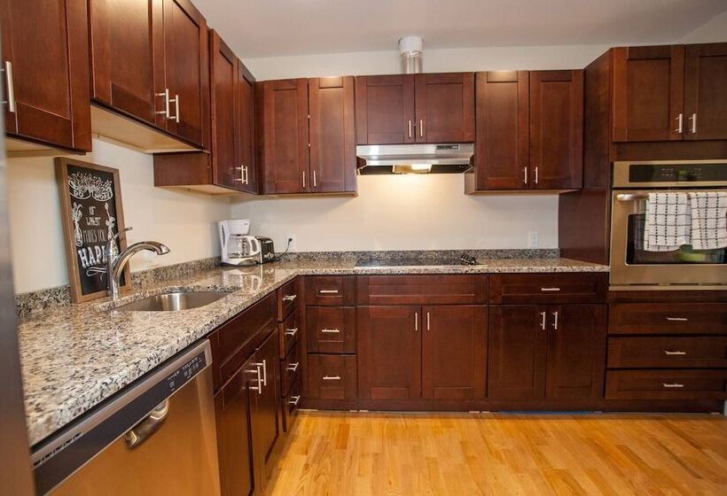 New 4 Bed 2 Full Bath Condo Near Back Bay