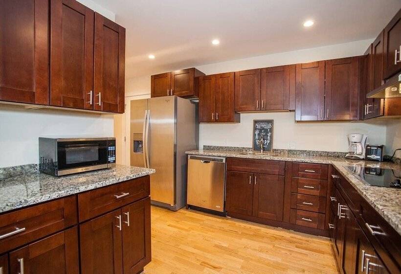 New 4 Bed 2 Full Bath Condo Near Back Bay