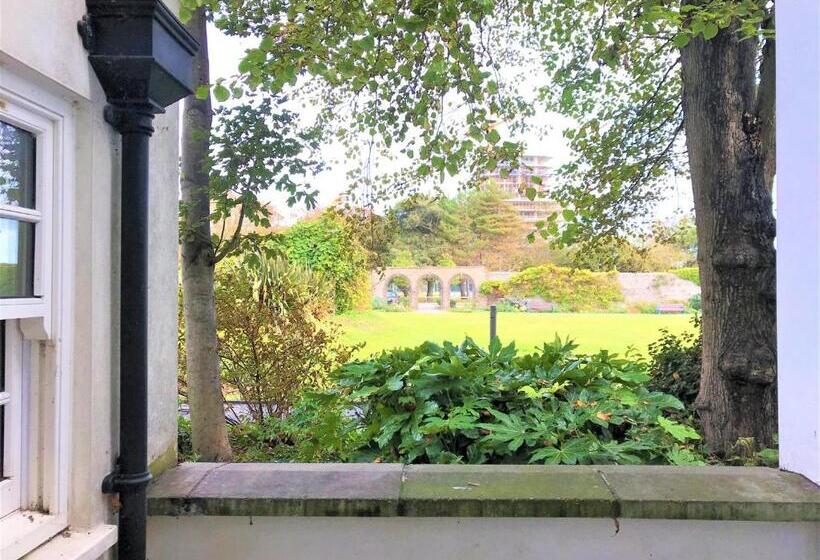 Seaside Cottage With Parking