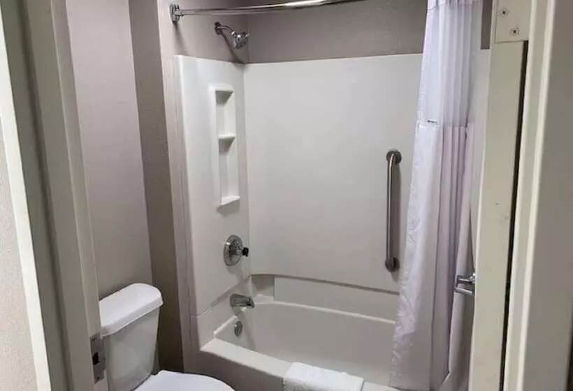 Отель Baymont By Wyndham Topeka