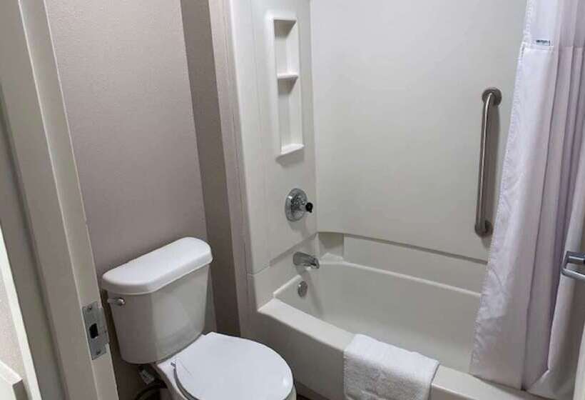 هتل Baymont By Wyndham Topeka