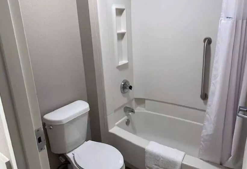 Отель Baymont By Wyndham Topeka