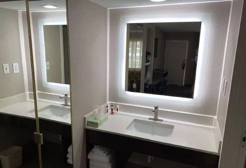 Отель Baymont By Wyndham Topeka