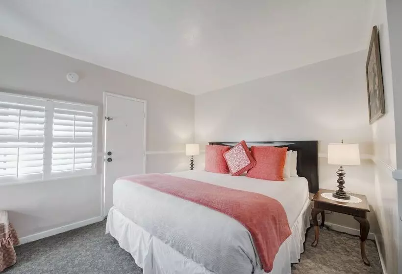 هتل Carmel Green Lantern Inn